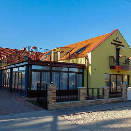Ponty-Papa Rendezvenyhaz Aparthotel Davod Exterior photo